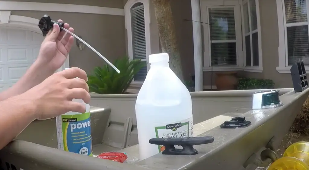 Easy Application of the Boat Cleaner