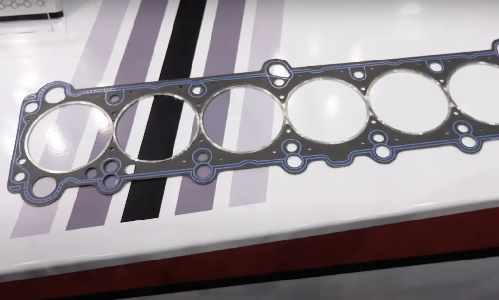 What type of gasket is commonly used with aluminum cylinder heads and cast iron blocks?