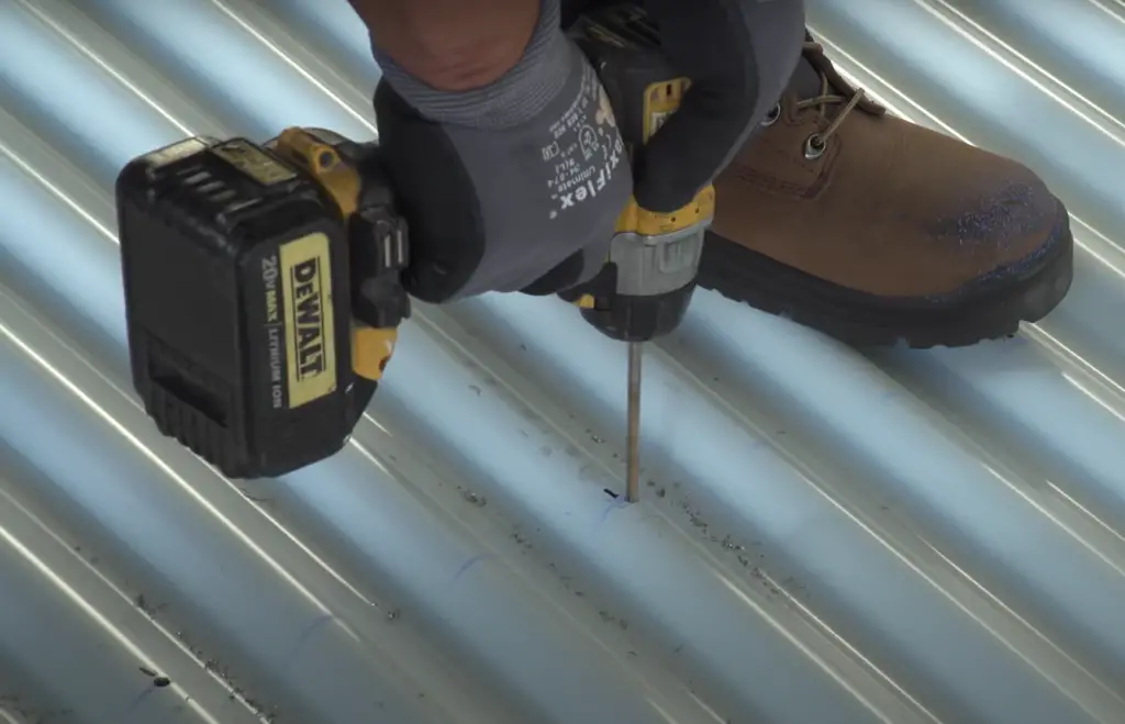 Do metal roofing screws need tightening?