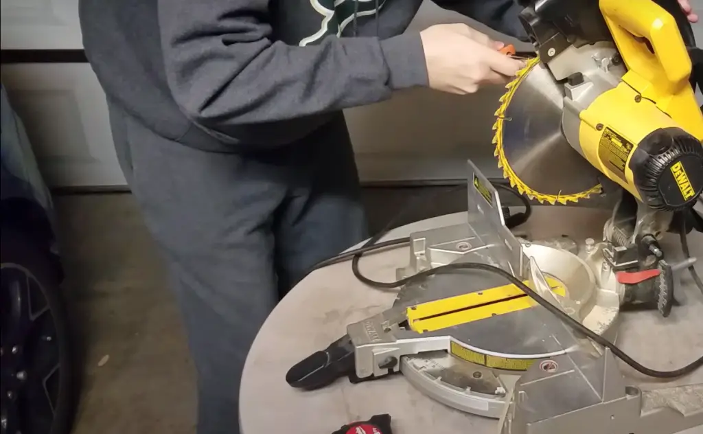 How do you cut aluminum cleanly?