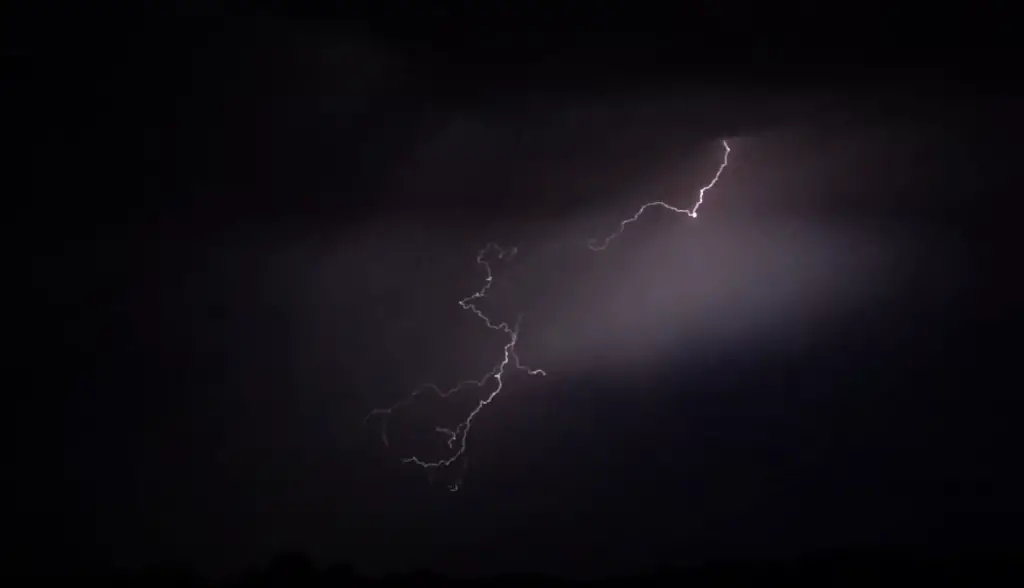 How well does copper attract lightning?