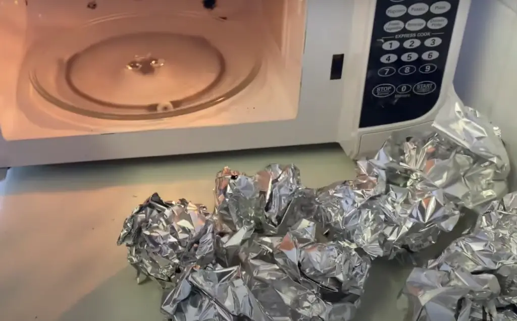 How to Know Whether Aluminum Foil Is Safe to Use in the Microwave?