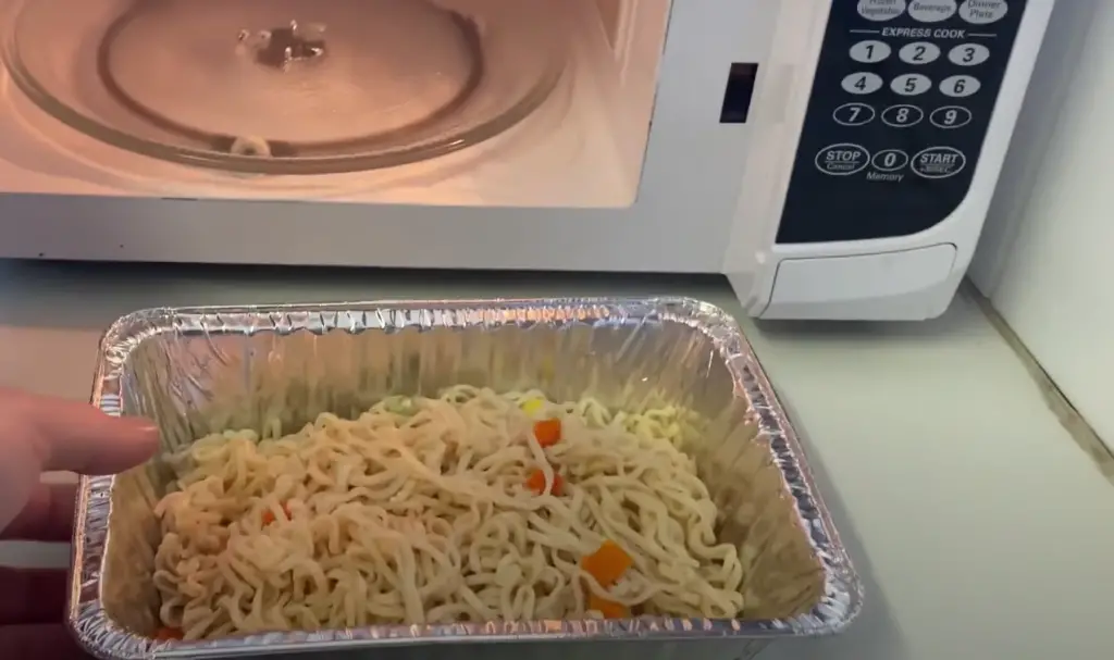 Why is an aluminum microwave safe?