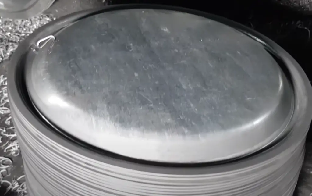 What is the trick to cooking with aluminum pans?
